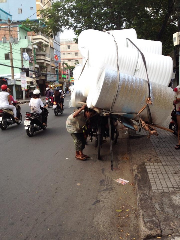 Người ta không khỏi xót xa khi nhìn thấy hình ảnh vất vả của người đàn ông này (nguồn ảnh: facebook)