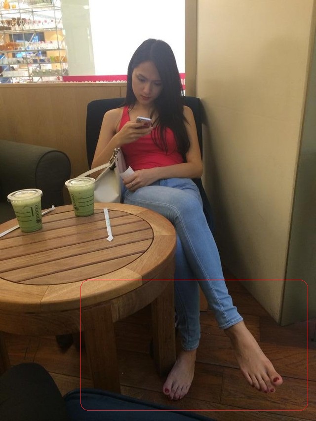 Còn một điểm xấu trên cơ thể Hương Giang khó lòng thay đổi được kể cả sau khi phẫu thuật. Đó chính là bàn chân to và các ngón chân dài, gân guốc vẫn còn sót lại của cô nàng từ khi còn là một nam nhi.