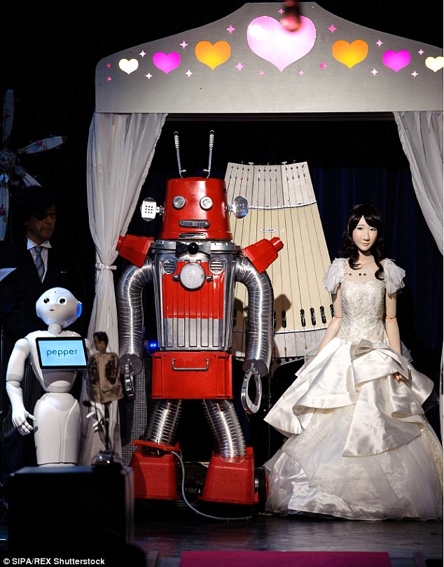 Chú rể (robot Frois) và cô dâu (robot Yukirin) diện trang phục truyền thống trong lễ cưới.