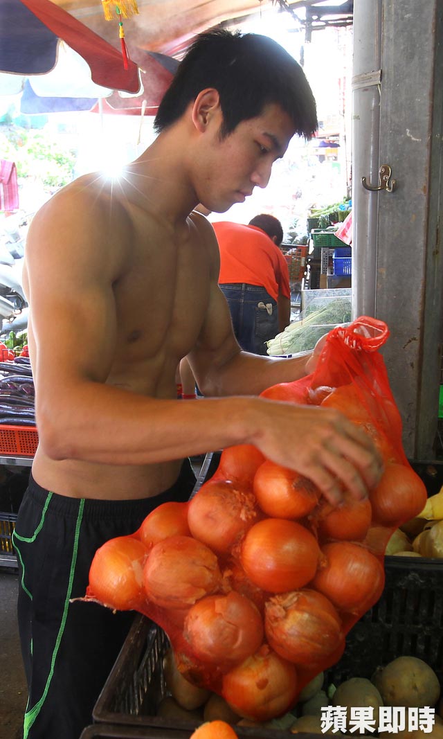 Với thân hình cơ bắp và khuôn mặt điển trai, Wang trở thành tâm điểm chú ý của các khách hàng nữ khi họ mua hoa quả tại cửa hàng của anh.