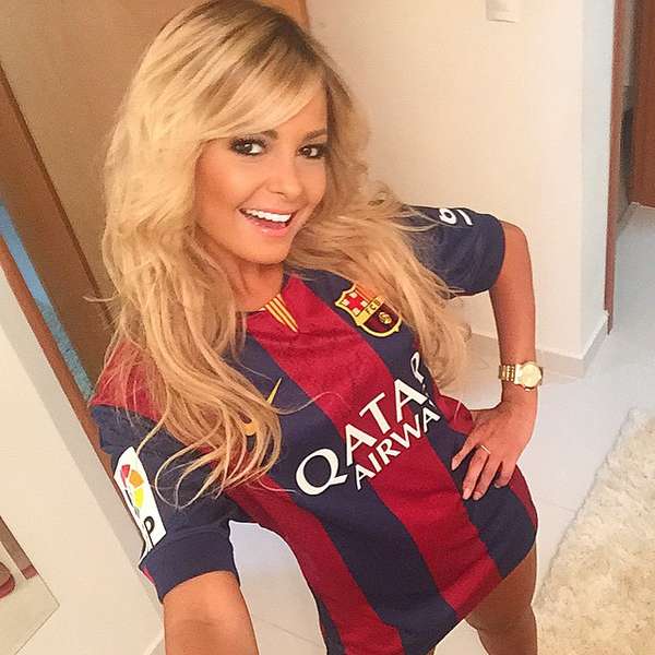Jhenny Andrade chụp ảnh với áo của Barca.
