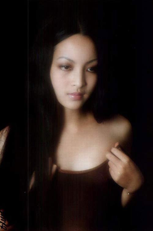 Thời đó, Linh Nga thường xuyên được mời làm mẫu ảnh cho các tạp chí và là gương mặt được nhiều nhiếp ảnh gia yêu thích.
