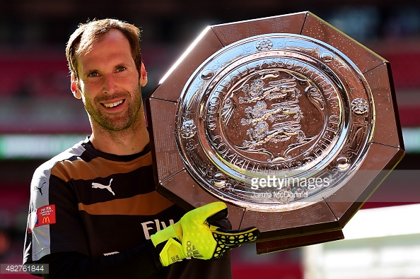 Petr Cech giơ cao Siêu cúp Anh sau khi cùng Arsenal đánh bại CLB cũ, Chelsea.