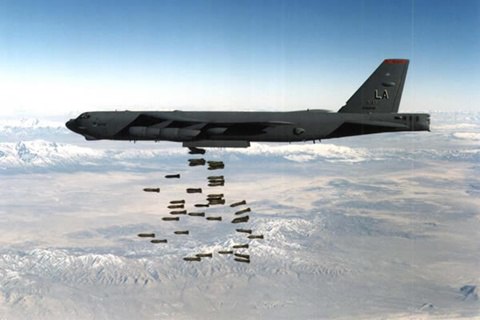 B-52 của Mỹ đang ném bom kiểu “rải thảm”