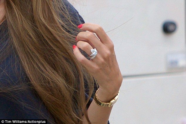 Chiếc nhẫn rất đẹp của Jessica Michibata trị giá tới 250.000 bảng.