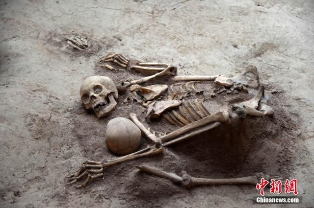 Bộ hài cốt mang dánh hình người mẹ bảo vệ con được khai quật tại khu khảo cổ Lajia ở tỉnh Thanh Hải, Trung Quốc.