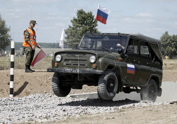 Mở màn cuộc thi là những chiếc xe off-road. Trong hình là chiếc xe 4X4 UAZ 3151 “Thợ săn”(bản nâng cấp sau này của chiếc UAZ 469 huyền thoại) của nhóm thi quân đội Nga.