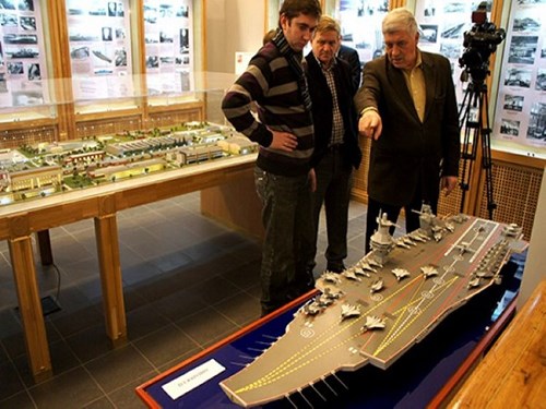 Mô hình tàu sân bay tương lai của Nga vẫn giữ nguyên thiết kế mũi vểnh, đường băng kiểu cầu bật