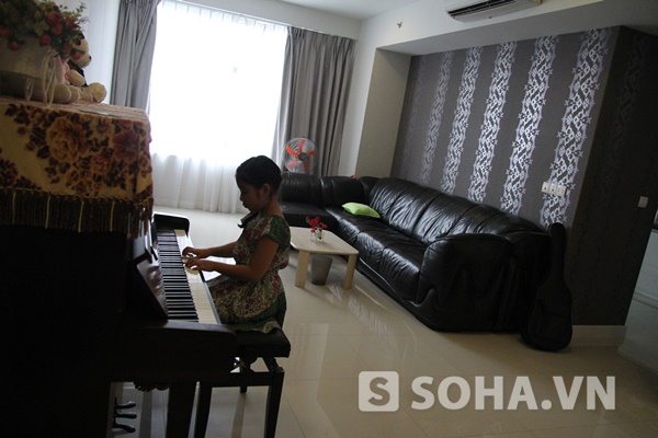 Căn chung cư khá rộng rãi để Uyên Nhi có thể tha hồ đùa nghịch. Để con gái thỏa mãn niềm đam mê âm nhạc, bố mẹ Uyên Nhi còn mua tặng cô một cây đàn piano và đặt ở phòng khách.
