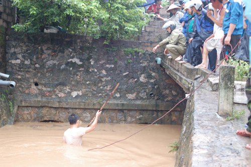 quang ninh: mua lon, mot phu nu bi hut xuong cong tu than - 2