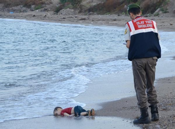 
Bức ảnh thi thể bé trai người Syria Aylan Kurdi nằm trên Bodrum (Thổ Nhĩ Kỳ) khiến châu Âu chấn động.
