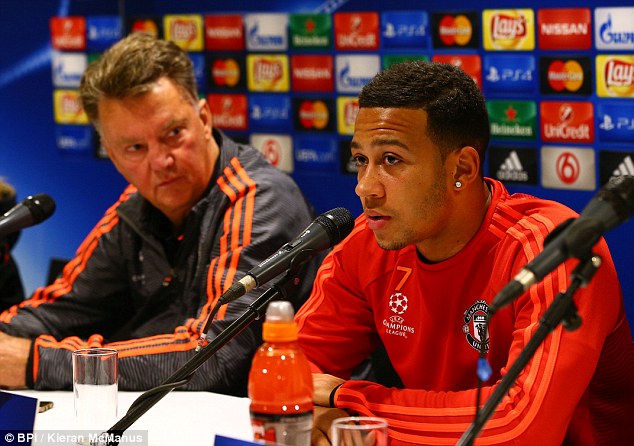 
Van Gaal và Depay trong phòng họp báo trước trận gặp PSV.
