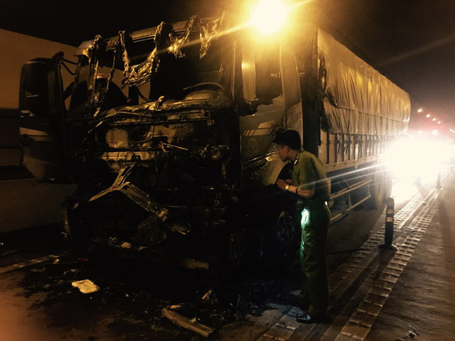 Xe tải bị cháy rụi cabin và thùng xe (Ảnh: Đình Thiên)