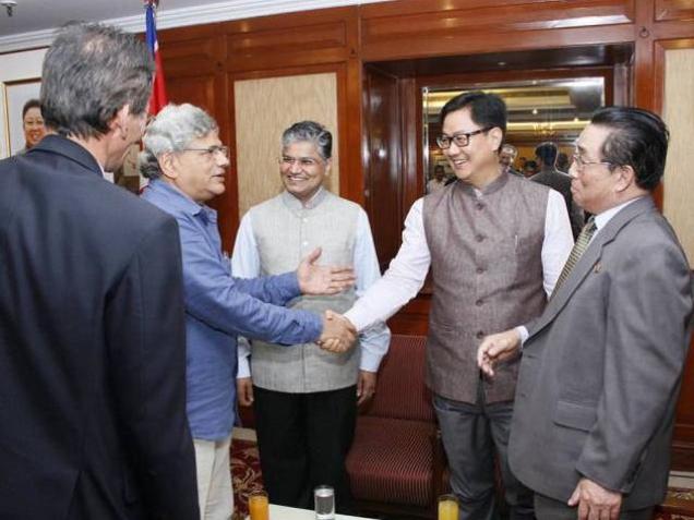 
Bộ trưởng Nội vụ Ấn Độ Kiren Rijiju (thứ 2 từ phải sang) tham dự sự kiện hôm 8.9 tại Đại sứ quán Triều Tiên ở New Delhi.
