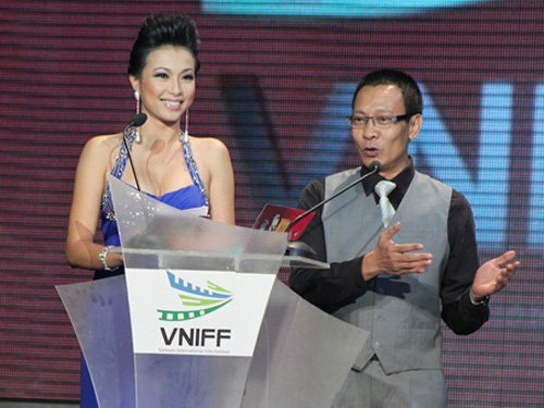 
MC Lại Văn Sâm và Ngô Mỹ Uyên dẫn chương trình Liên hoan phim VNIFF 2010.
