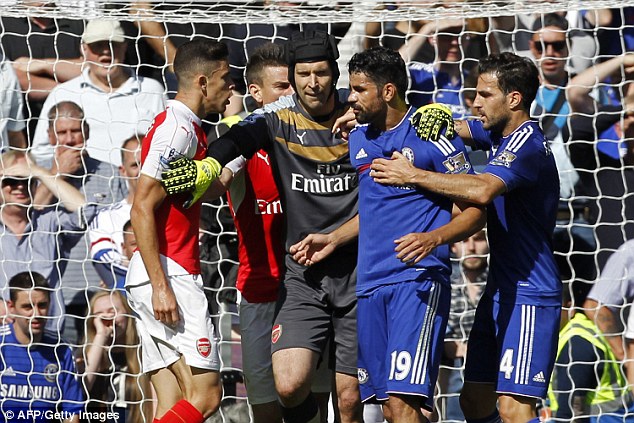
Gabriel mâu thuẫn với Costa.
