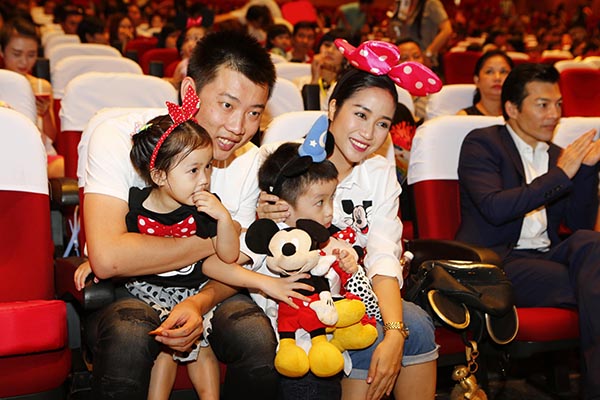 
Sau khi chụp ảnh kỉ niệm, Ốc Thanh Vân cùng ông xã đưa các con vào khu vực công chiếu để chuẩn bị xem show.
