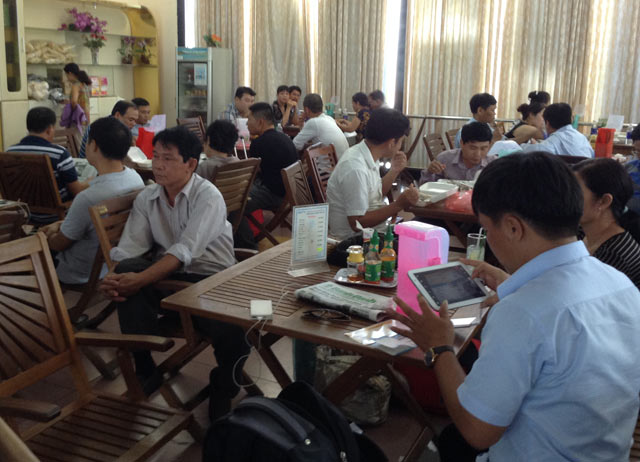 
Hành khách bị chậm chuyến phải ngồi chờ ở sân bay Phù Cát, Bình Định

