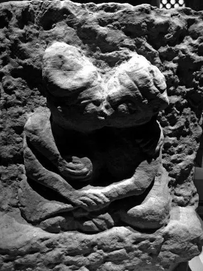 
Bức tượng một người đàn ông và một người đàn bà ôm nhau bên trong Cố cung.
