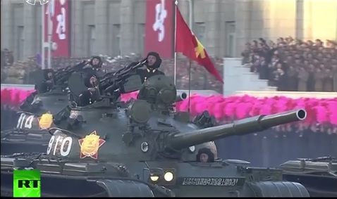 
Xe tăng chiến đấu chủ lực T-62 của Triều Tiên cũng được nâng cấp tương tự.
