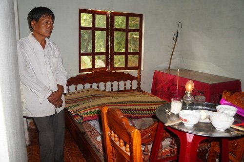 Ông Phạm Văn Hưng (bố em Hậu) đau đớn bên thi thể con trai mới vớt được sáng ngày 12.10.
