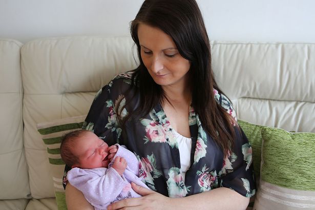 Cheryl với đứa con mới sinh Tilli-Grace