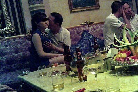 
Hình ảnh ghi lại cảnh Lâm Tông Phong vui vẻ với phụ nữ trong hộp đêm.
