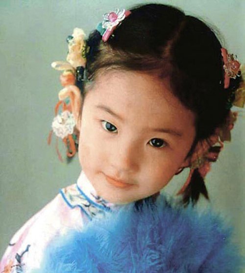 
Dưới sự ảnh hưởng của mẹ - nghệ sỹ múa nổi tiếng Lưu Hiểu Lợi, từ nhỏ Lưu Diệc Phi đã được học khiêu vũ, đánh đàn piano… Cô được nhận xét là có năng khiếu nghệ thuật từ nhỏ.
