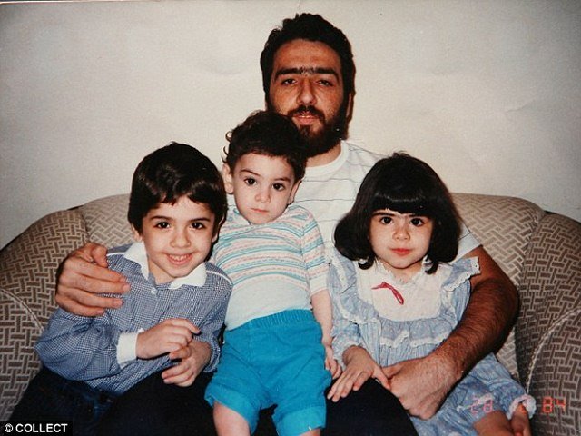 Bức ảnh chụp nhà thuyết pháp tai tiếng cùng con trai Mohammed (trái) cùng Abdul (giữa) và con gái Youssra (phải).