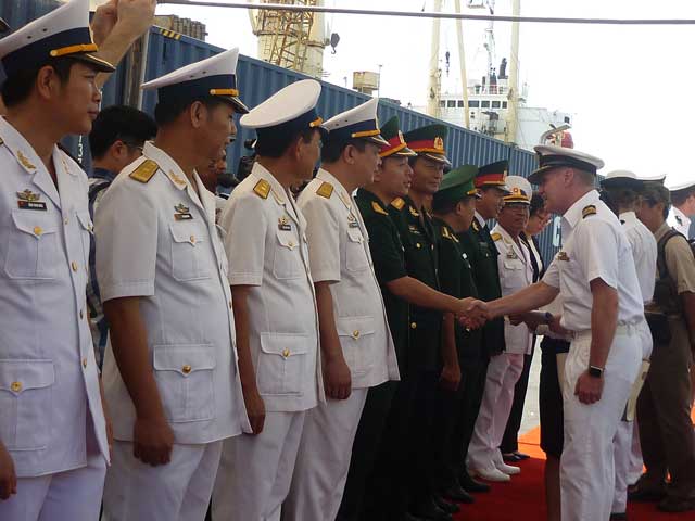 
Lễ đón tàu tiếp dầu Hải quân Australia - HMAS Sirius tại Cảng Tiên Sa Đà Nẵng.
