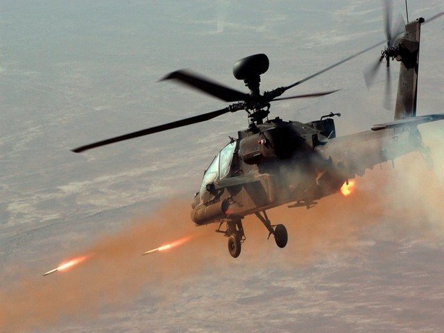 
Là một trong những mẫu trực thăng chiến đấu siêu hạng nhất thế giới, trực thăng chiến đấu AH-64 Apache có thể bay với tốc độ 278 km/h, lên thẳng 600 m trong một phút, mang theo tên lửa Hellfire, pháo 30 mm và rocket 70 mm.

Máy bay thực hiện nhiệm vụ chống tăng nhưng Apache cũng rất cơ động khi hỗ trợ bộ binh dưới mặt đất.
