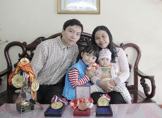 Cẩm Hiền cùng với gia đình.