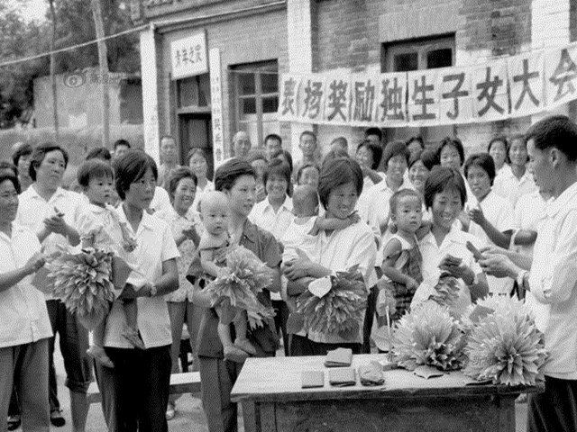 Năm 1978 chính sách một con đã được quy định trong Hiến pháp Trung Quốc.