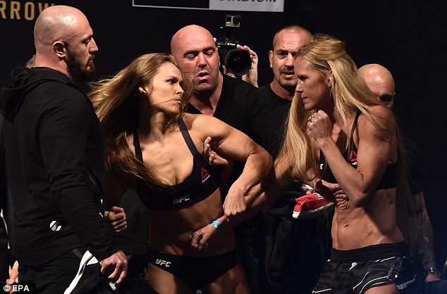 
Ronda Rousey chủ động gây gổ với đối thủ.
