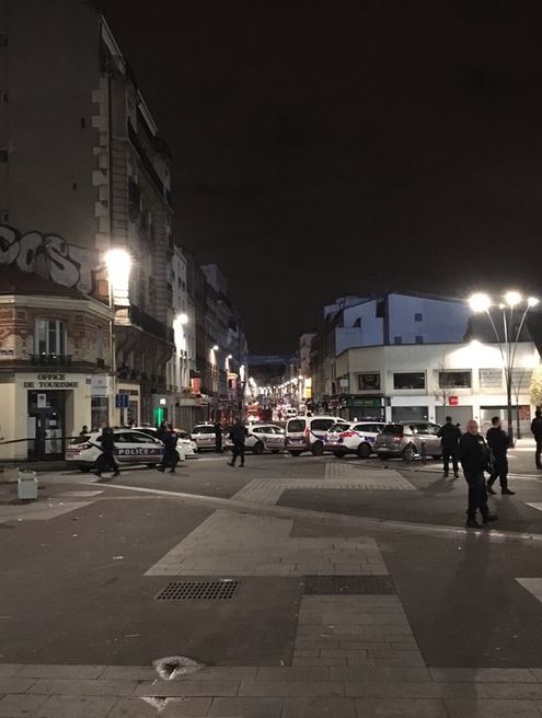 
Hình ảnh từ bên ngoài khu vực bị cảnh sát bao vây do người dân ở Saint Denis chụp lại
