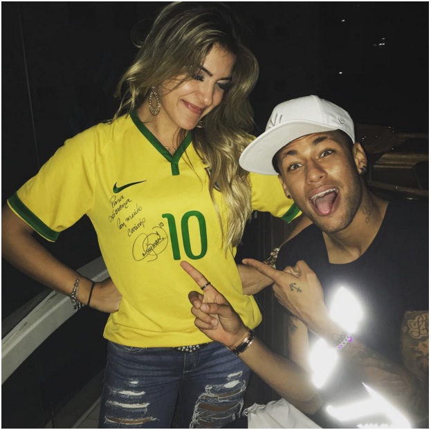 
Neymar nhí nhảnh bên một fan nữ xinh đẹp trong lần trở về Brazil thi đấu VL WC 2018.
