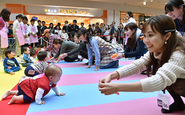 
Nhiều trẻ khác không chịu bò hay ngồi khóc cho dù các mẹ dùng đồ chơi để dụ bé ở vạch đích.
