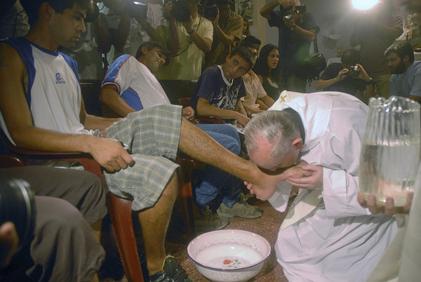  Trong một buổi giảng đạo năm 2008, Tổng giám mục Bergoglio hôn chân một người đàn ông đang cố gắng cai nghiện ở Buenos Aires (Ảnh: AP) 