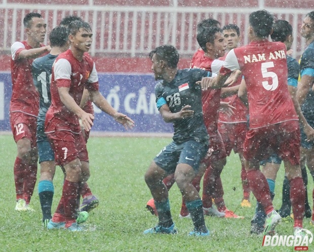 
Cầu thủ Suparno (trái) chống nạng với cái chân phải bị băng cứng. Ảnh: Quang Thịnh.
