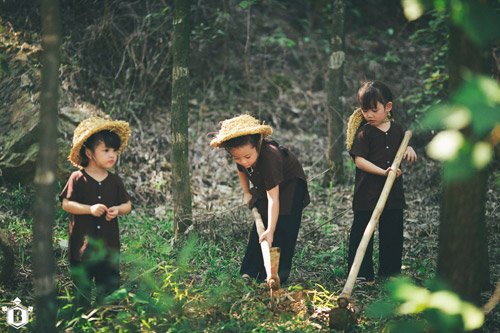 Ba mẫu nhí hóa thân thành các cô thanh niên xung phong