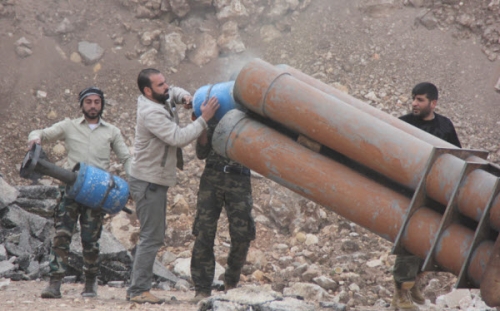 Súng tự chế mang tên Borkan của quân nổi dậy ở Syria khai hỏa nhằm vào quân đội chính phủ.