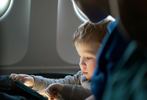 
Việc bắt trẻ nhỏ phải giữ trật tự trên suốt một chuyến bay dài là điều không dễ, đòi hỏi các bậc phụ huynh phải có biện pháp dạy bảo nghiêm túc đối với con trẻ.
