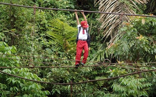 
Thót tim trước cảnh học sinh phải treo mình, băng qua sông đi học bằng những sợi dây mỏng manh Sumatra, Indonesia
