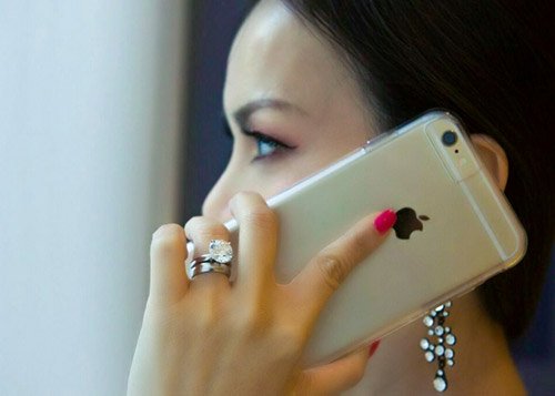 
Chiếc nhẫn đính kim cương mà Hà Phương đeo trên tay có giá 22.5 tỷ đồng.
