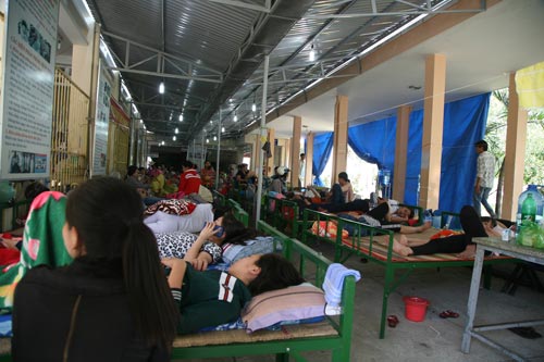 
Khoa nhiễm Bệnh viện đa khoa khu vực Ninh Hòa quá tải, bệnh nhân nảm tràn ra hành lang và sân khoa.
