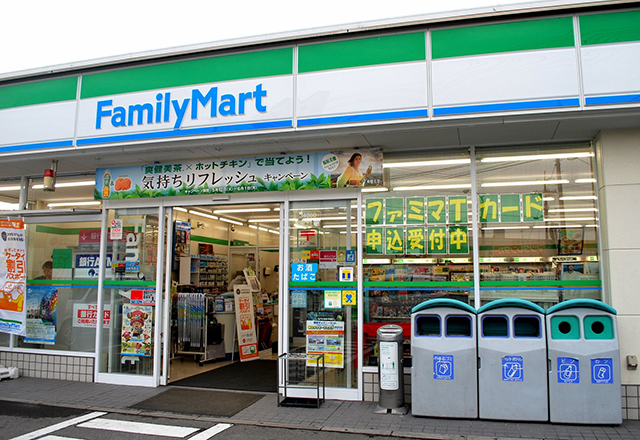 
Người đàn ông từ Thượng Hải tên Rong Jiaxin đã đấm thẳng vào mặt nhân viên cửa hàng Family Mart ở Sapporo, Nhật Bản chỉ vì nhân viên này yêu cầu vợ ông ta thanh toán tiền trước khi xé bao gói đồ ăn.
