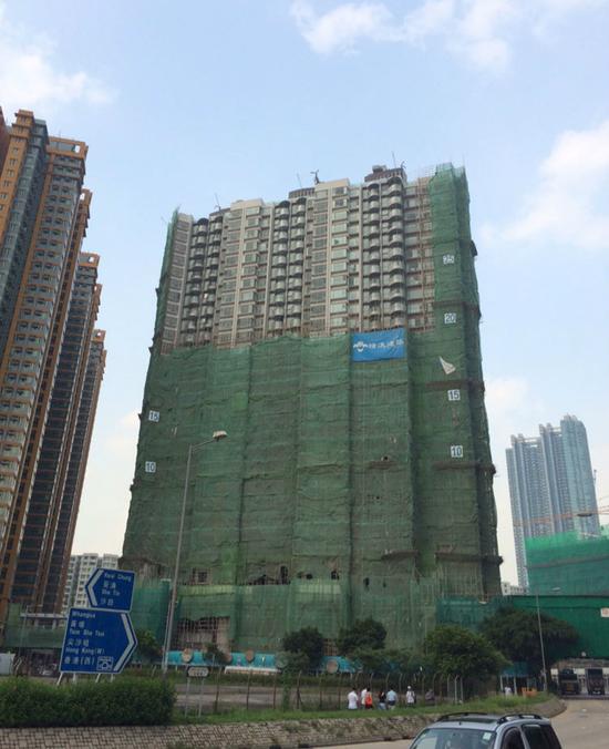 
Căn bộ 15 tỉ bên trong tòa chung cư cao tầng ở Hung Hom, phía nam quận Kowloon nổi tiếng của Hồng Kông.
