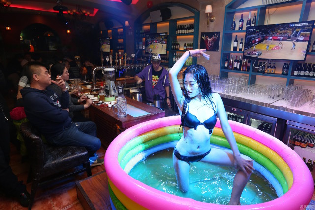 
Trong Ngày Độc thân, để kích thích lượng tiêu thụ, một quán bar đã nghĩ ra trò “giúp mỹ nữ tắm bia” dành cho các khách nam độc thân tới quán.
