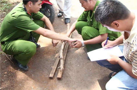 
Cơ quan điều tra tiến hành khám nghiệm hiện trường và thu giữ các dụng cụ liên quan đến vụ án.
