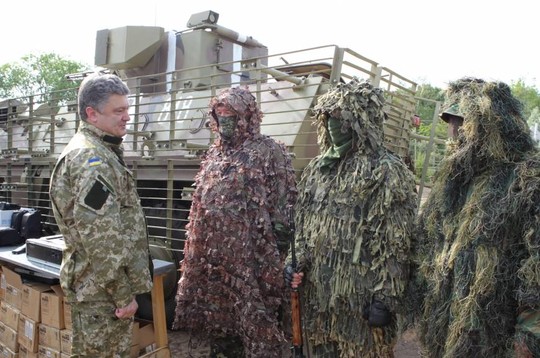 Tổng thống Poroshenko (trái) trong một lần thăm binh sĩ chính phủ ở TP Donetsk. Ảnh: AP